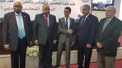 تكريم مدرس بجامعة دمنهور لفوزه بجائزة بغداد الدولية