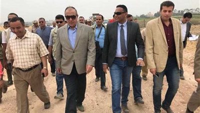 مكافأة مالية من وزير التنمية المحلية للعاملين بمدفن السادات