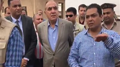 بالفيديو.. وزير التنمية المحلية يستمع لشرح العمل بمدفن السادات