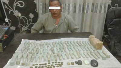 ضبط موظف بحوزته ١٠٥ تماثيل أثرية وعملات ذهبية بالمنيا