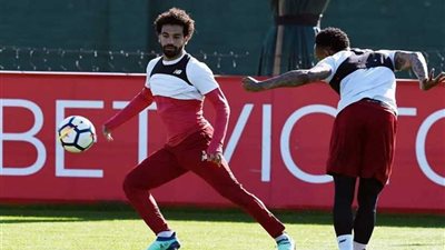 بالصور.. عودة «صلاح» ورفاقه إلى ميلوود استعدادًا لمواجهة تشيلسي