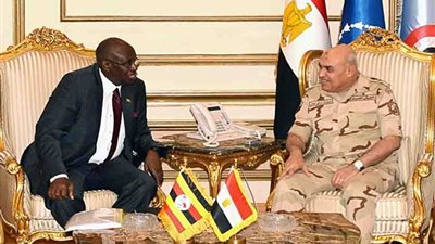 وزير الدفاع يبحث التعاون مع وزير شؤون المحاربين القدامى الأوغندي