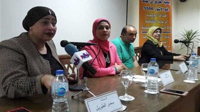 خبراء يناقشون 