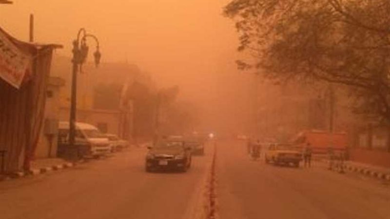 عاصفة ترابية تضرب