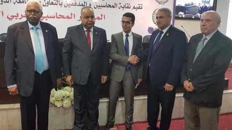 تكريم مدرس بجامعة