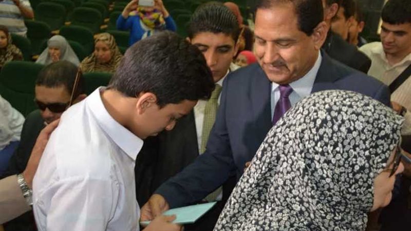 محافظ الغربية يكرم