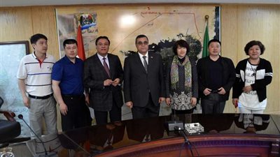 محافظ الفيوم ووفد منطقة تشين هواي الصينية يبحثان سبل التعاون المشترك