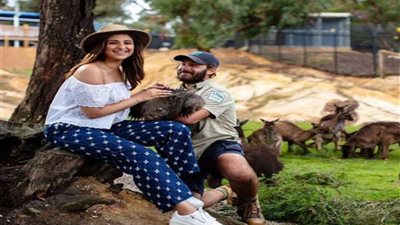 الفنانة الهندية بارنيتي شوبرا في أحضان الكوالا الأسترالي