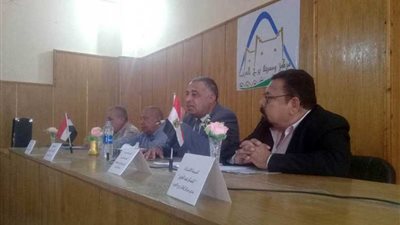 بالصور.. تكريم العامل المثالي بمدينة برج العرب