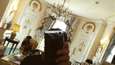 وكيل أعمال «صلاح» يداعبه بصورة سيلفي