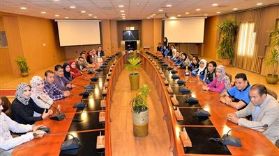 رئيس جامعة المنصورة يكرم الفرق المتميزة