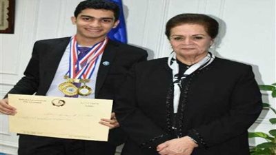 محافظ البحيرة تكرم الطالب 