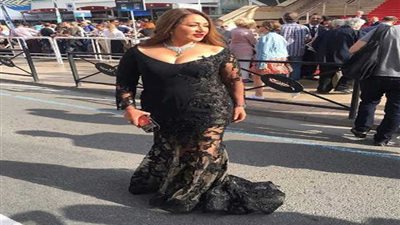 ليلى علوي تتألق بفستان أسود في افتتاح مهرجان كان