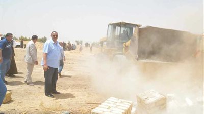 حملة لإزالة التعديات بالعدوة وأبوقرقاص.. صور