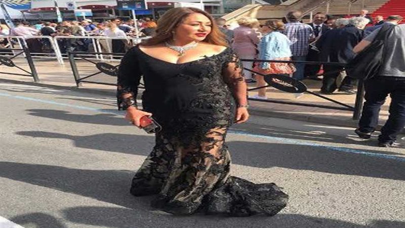 ليلى علوي تتألق بفستان