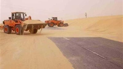 إزالة الكثبان الرملية من الطرق السريعة بالوادي الجديد