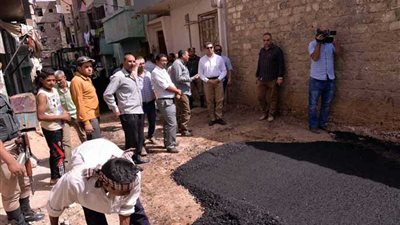 محافظ أسيوط يتفقد أعمال الرصف بمنطقة غرب البلد
