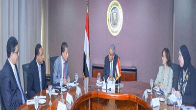 وزير التجارة يبحث مع 