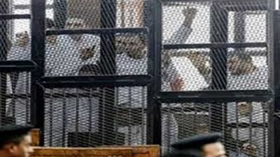 محاكمة 32 متهما بـ