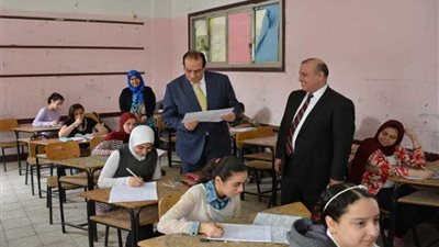 محافظ الدقهلية يتفقد لجان امتحانات الإعدادية بالمنصورة