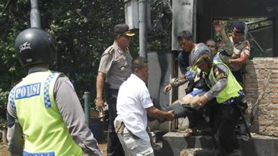 الشرطة: انتحاريون يهاجمون ثلاث كنائس في إندونيسيا ومقتل شخصين على الأقل