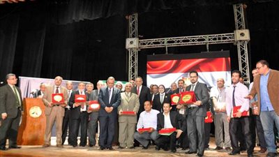 محافظ الجيزة يكرم 6 طلاب اجتازوا تجريبية الثانوية العامة