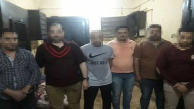 ضبط 6 عاطلين انتحلوا صفة ضباط شرطة للنصب على طبيب بشري