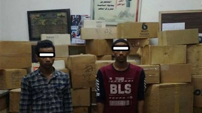 عاطلان يسرقان مخزن معامل طبية في الخليفة