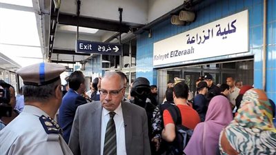 مدير أمن القليوبية يفاجئ خدمات محطات المترو (صور)