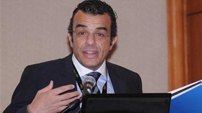 رئيس بعثة الأهلي يُهدي سفير مصر لدى أوغندا درع وعلم النادي