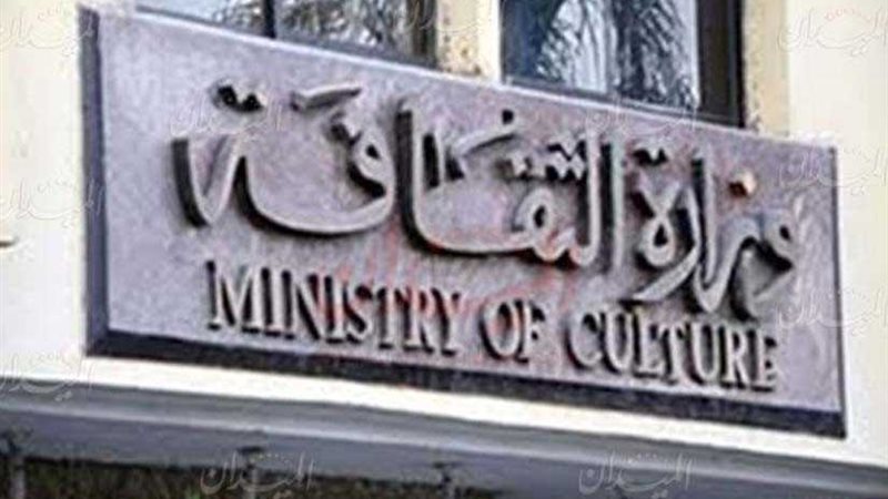 معرض فني تشكيلي بالمركز