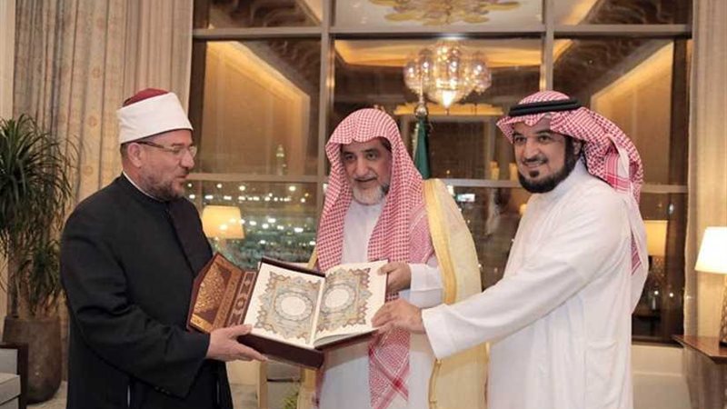 وزير الأوقاف يلتقي