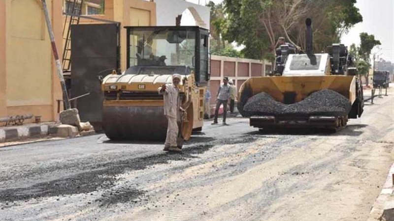 رصف 11 طريقا بأسيوط