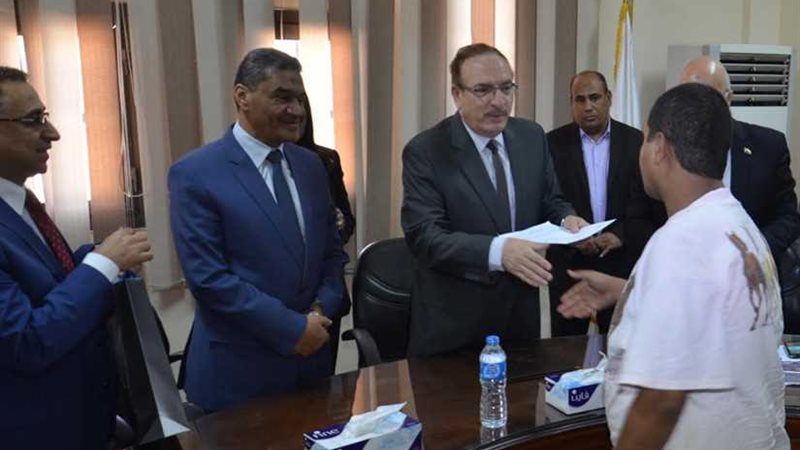 محافظ بني سويف يسلم