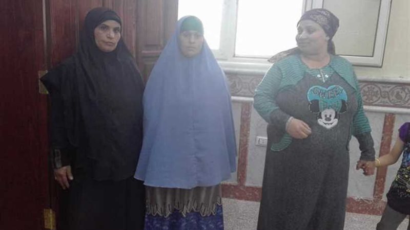 مسلمون في وداع شهداء