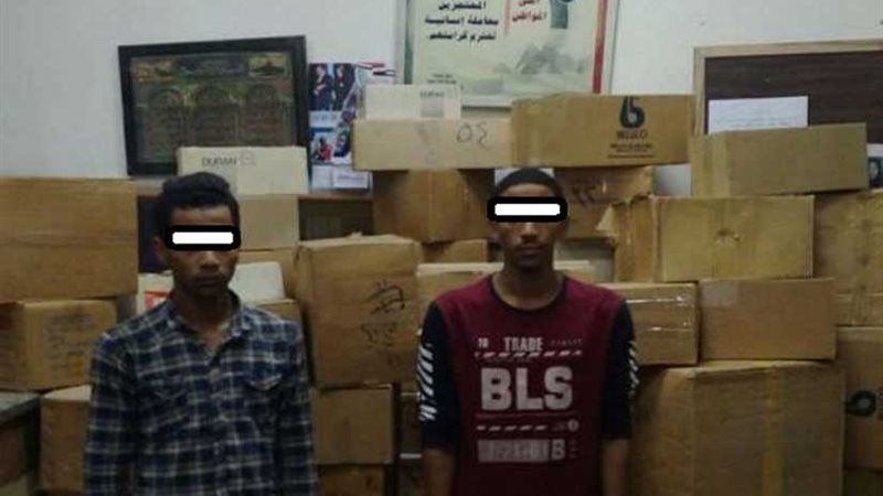 عاطلان يسرقان مخزن