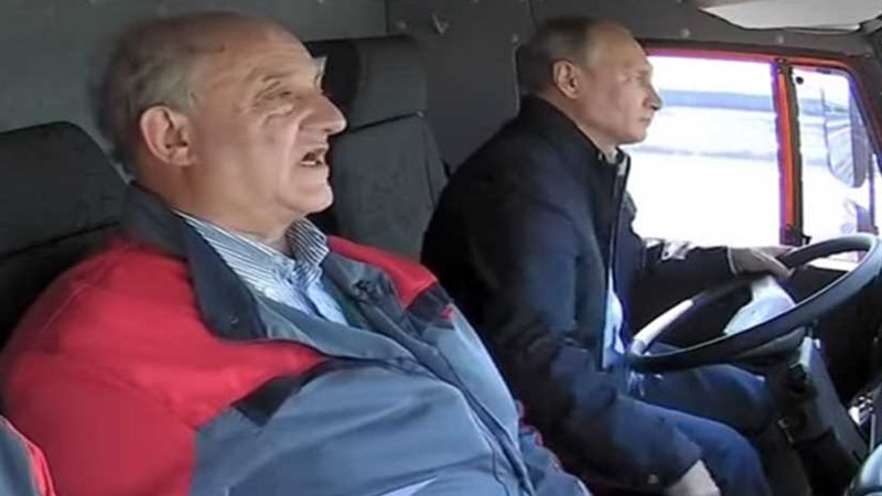 بوتين يقود شاحنة