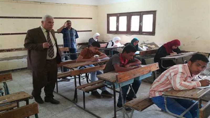 التحقيق مع ثلاثة