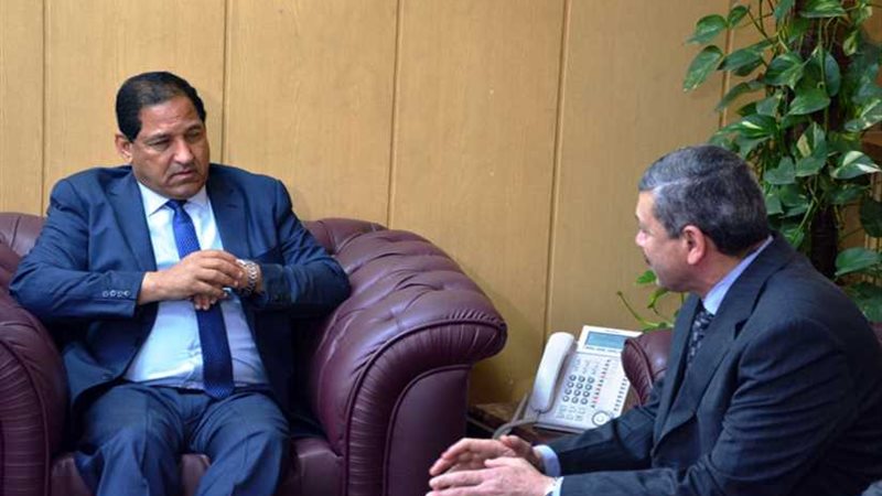 محافظ الغربية يستمع