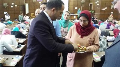 رئيس جامعة دمنهور يتفقد لجان الامتحانات بالورود والشوكولاتة.. صور