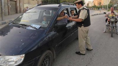 ضباط بني سويف يوزعون مياه وعصائر على الصائمين