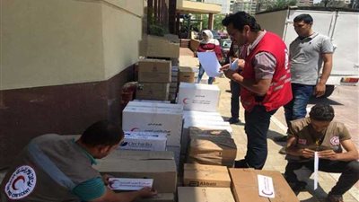 الهلال الأحمر يقدم 7 أطنان أدوية ومستلزمات طبية لقطاع غزة
