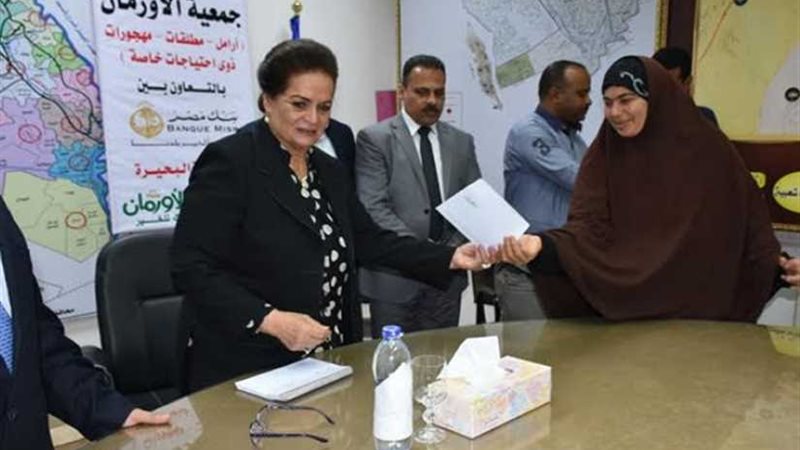 محافظ البحيرة تسلم