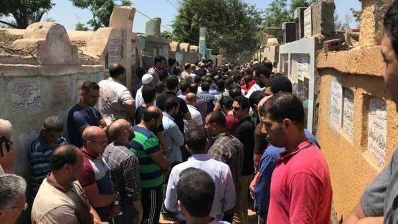 الآلاف يشيعون جثمان