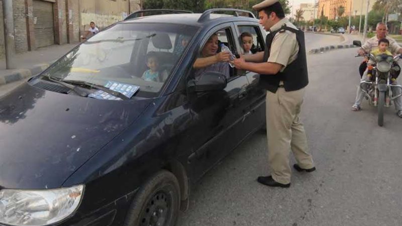 ضباط بني سويف يوزعون