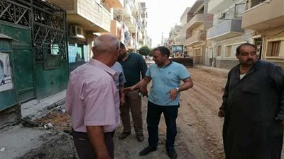 رئيس مركز أبوقرقاص يتابع أعمال الرصف.. صور