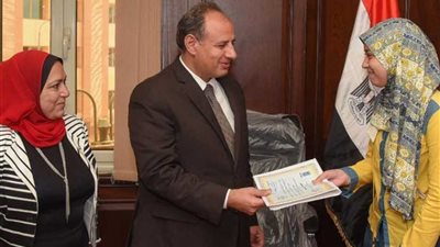 محافظ الإسكندرية يكرّم أوائل الشهادة الإعدادية (صور)
