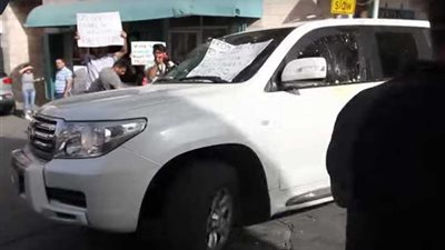 شاهد ..فلسطينيون يرشقون وفدا أمريكيا في بيت جالا بالبيض