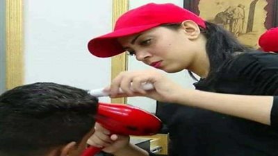 فتاة تشعل السوشيال ميديا بعد افتتاحها كوافير رجالي بالإسماعيلية