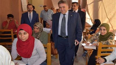 رئيس جامعة بنها يتفقد لجان الامتحانات بكلية الحقوق